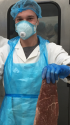 Monsieur Biltong : Biltong prêt à déguster. Produit à partir de viande de boeuf français, mariné et délicatement séché dans l'atelier de Lomme (Hauts-de-France). Recette originaire d'Afrique du Sud mais made in France